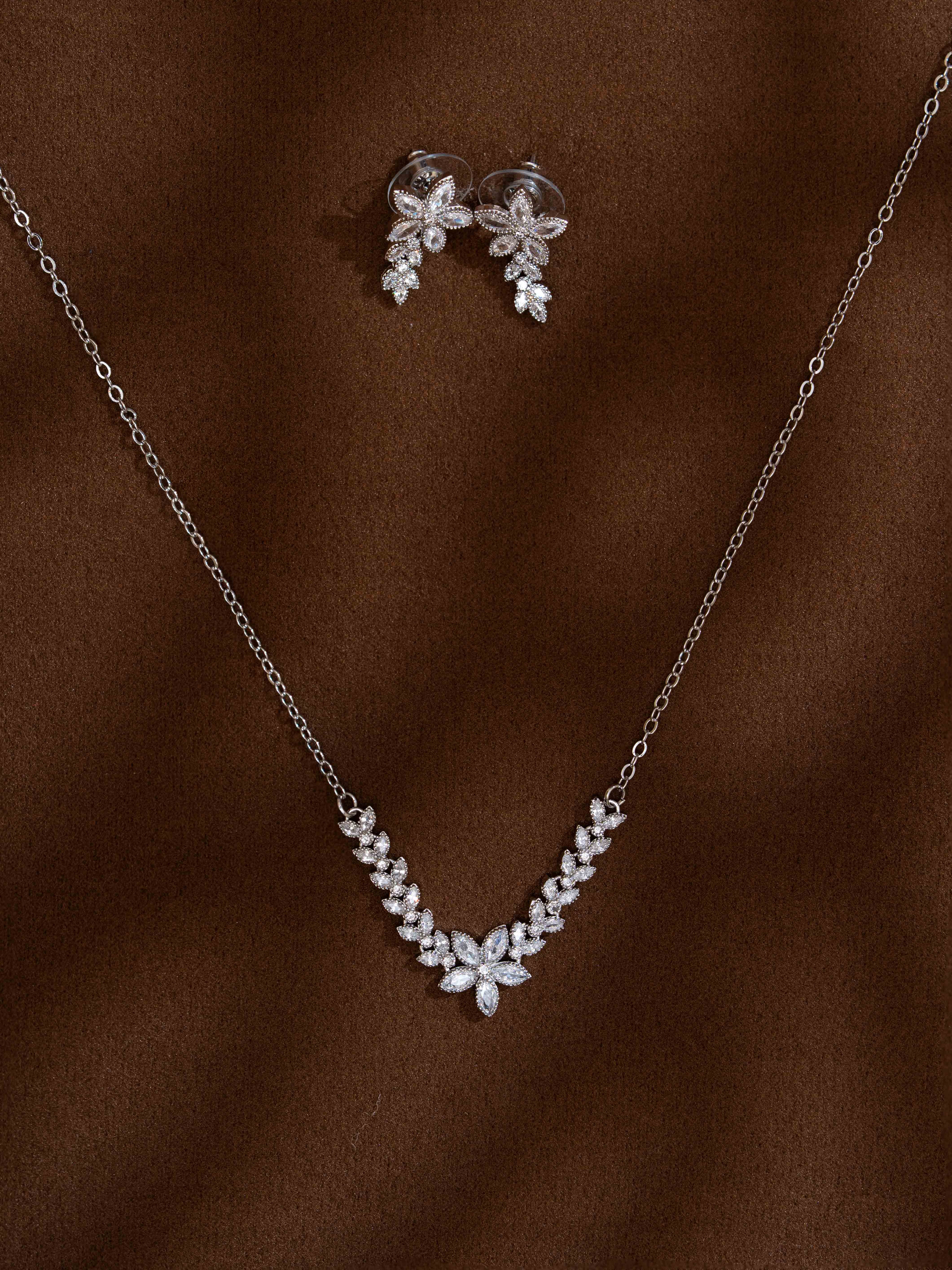 Dazzle Silver Necklace Set